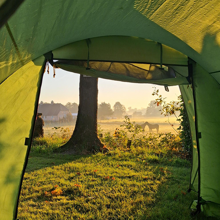 Camping Buitengeluk Bergharen, Land van Maas & Waal, ruime staanplaatsen voor tenten